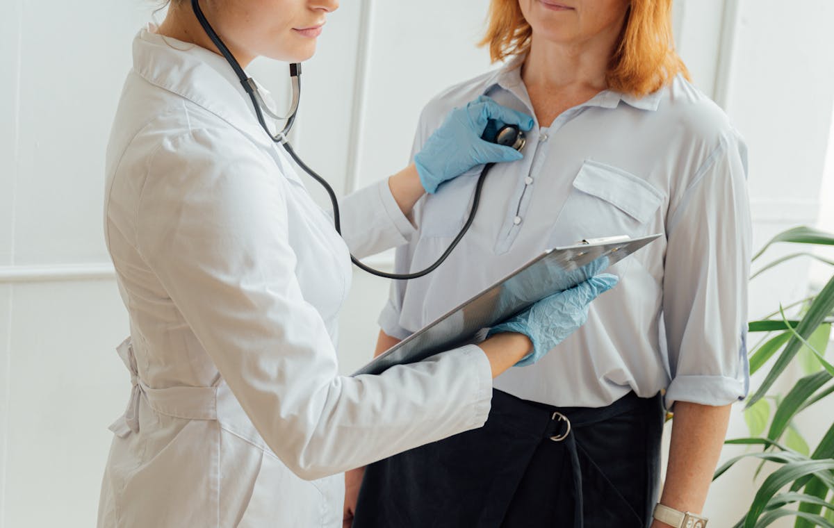 Profissional de saúde orientando paciente antes de exame de ultrassom