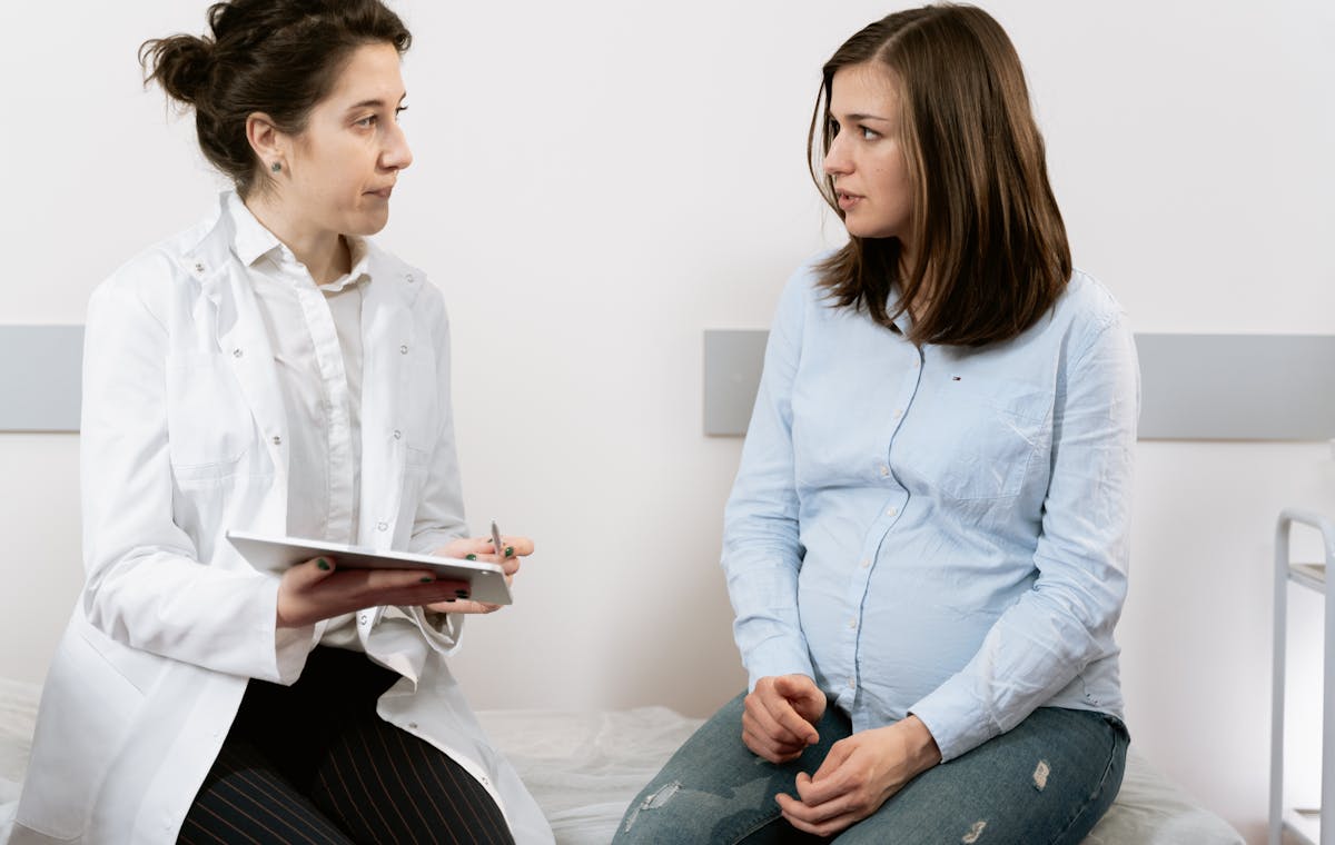 Profissional de saúde orientando paciente antes de ultrassom